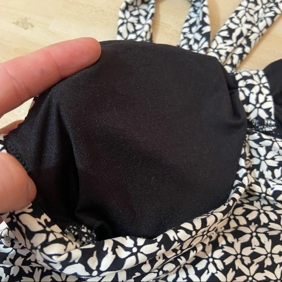 Nip Tuck Australia women’s black & white halter  swimsuit in size 6 - Picture 6 of 13